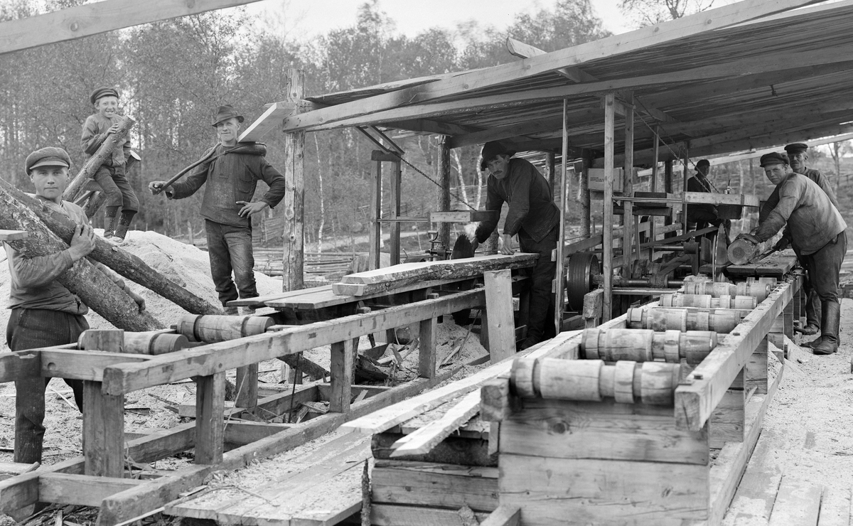 Sågverksarbete i Svinhult omkring 1915.
