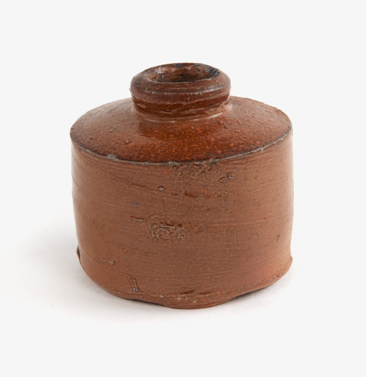 Bläckhorn i grått lergods, brun glasyr. Raka kanter, låg hals.
Märkning: '1840' i blyerts.
