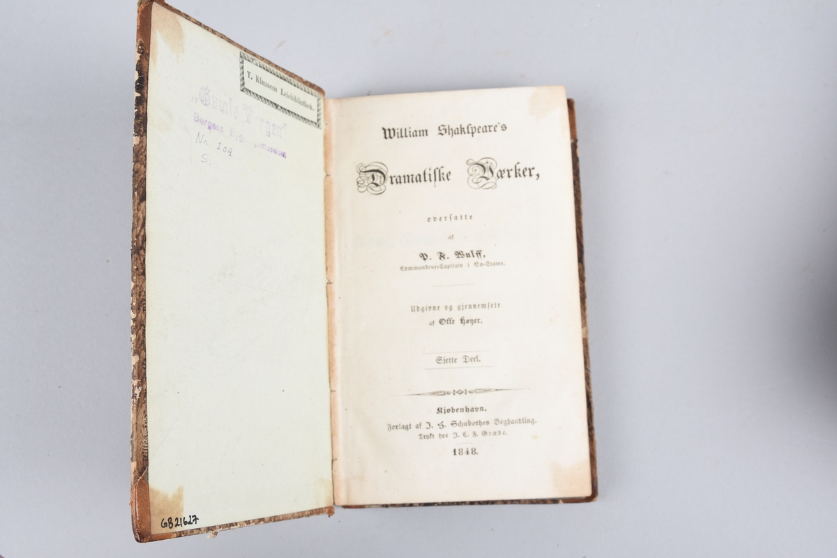 Seks bøker i en serie med William Shakespeares dramatiske verker. Innbundet. To bøker er trykt i 1845, to i 1846, én fra 1847 og én fra 1848.