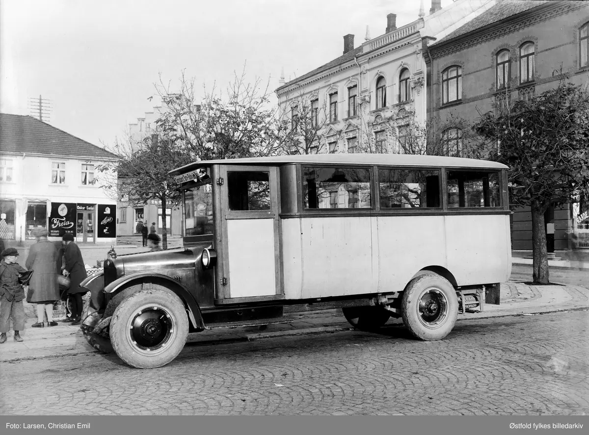 Torget i Sarpsborg med forretninger og buss, Bussrute Sarpsborg Torg ...