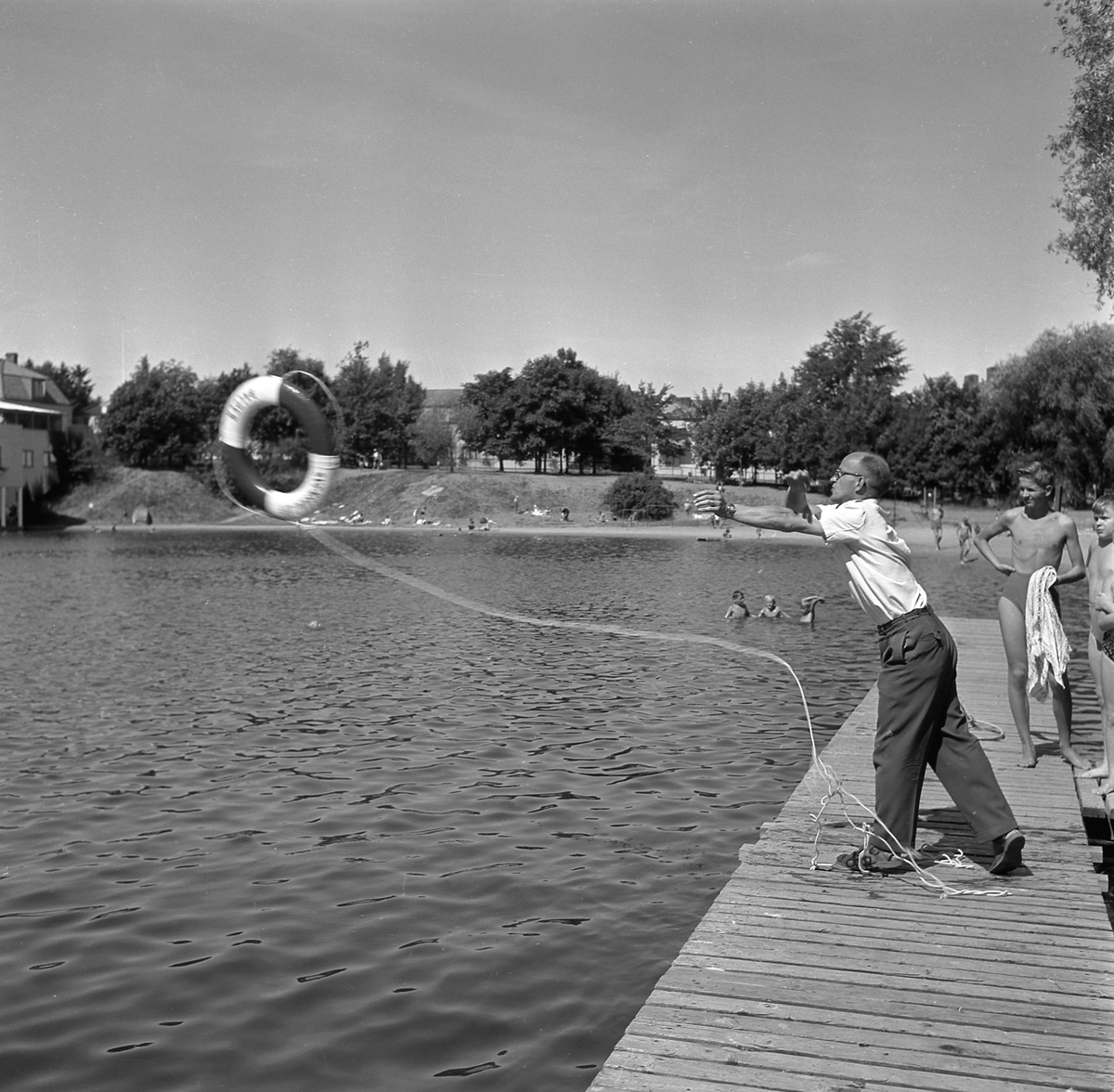Livräddningssällskapet håller övningar i sina tre huvudsakliga områden; simkunnighet, livräddning och säkerhet. Tinnerbäcksbadet i Linköping 1955.