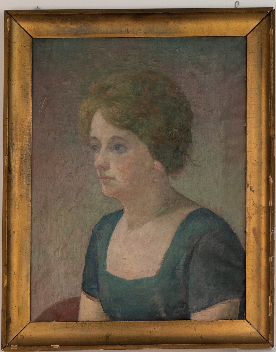 Portrett av en kvinne i dypgrønn kjole med korte armer og rektangulær utringning.