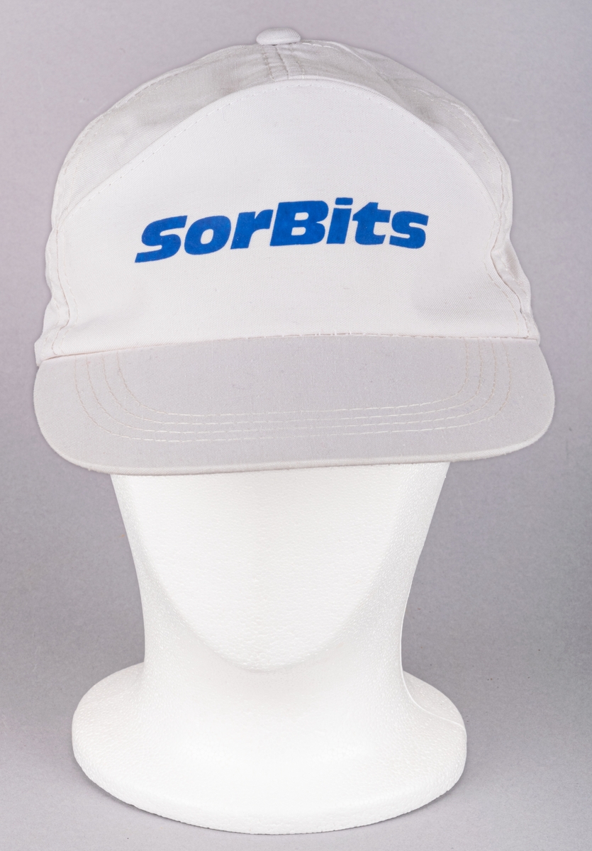 Vit keps med blått tryck: SorBits.