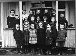 Klassebilde fra Vilberg skole, Østre Toten, året 1922.
1.rek