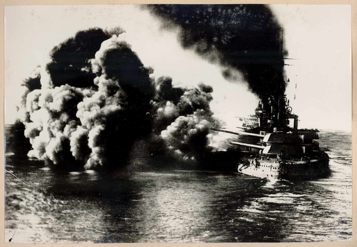 Bilden visar den tyska stora slagskepp Kaiserin som skjuter en bredsida under Skagerakslaget.