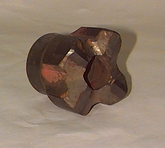 Cylinderformat metallstycke som är cirkelformat i ena änden. I andra änden finns en korsform med spetsiga ändar, det vill säga fyra hårdmetallskär.