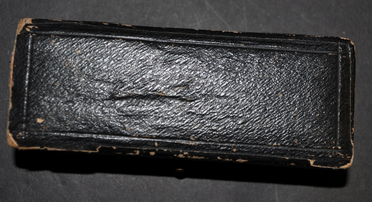 Kanyl och en nål i svart ask, ursprungligen fanns ytterligare en nål. Nålen märkt "Contracid-2".