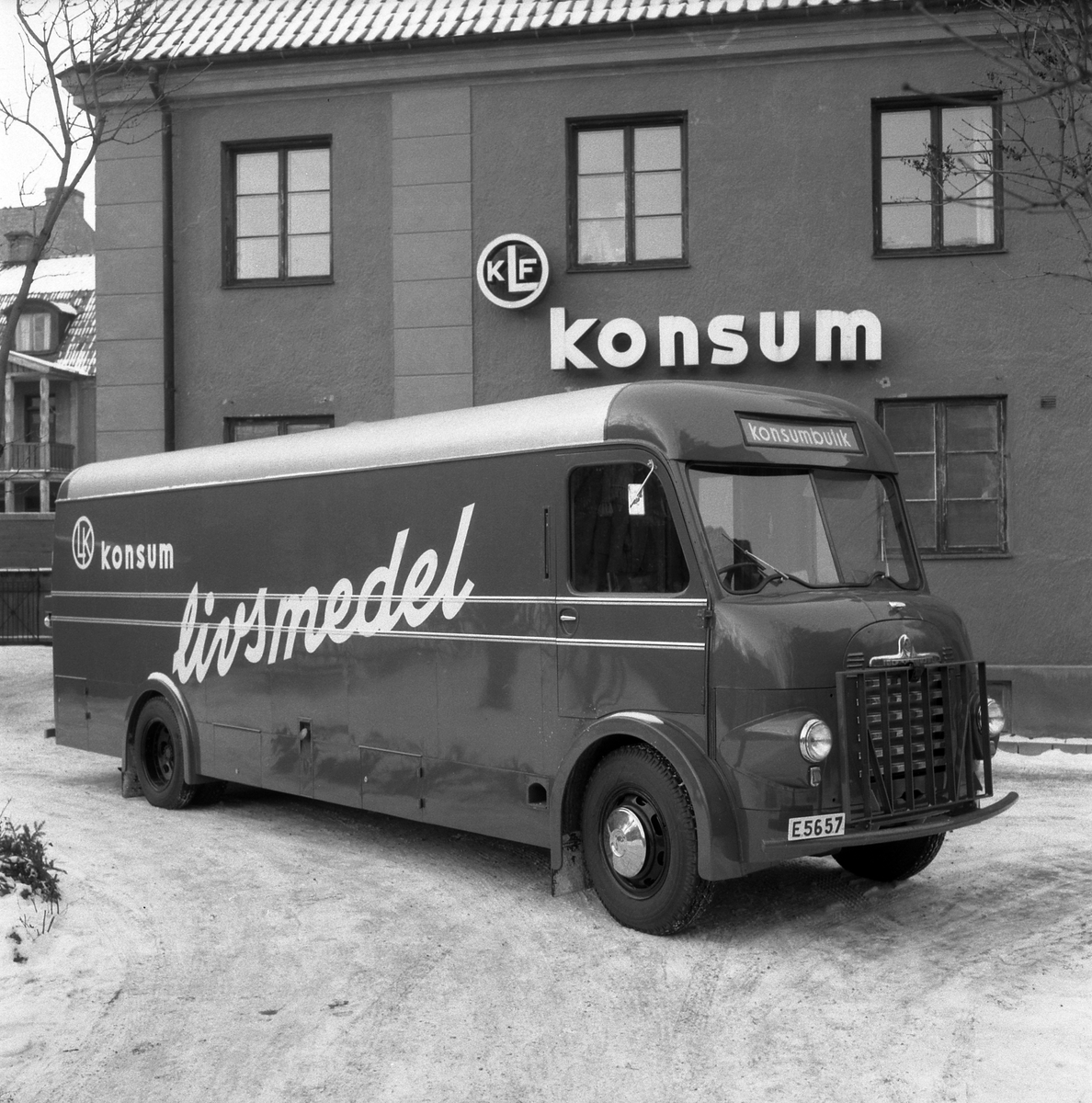 Konsumtionsföreningen Linköpings nya livsmedelsbuss 1955. En Bedford som modifierats för handel på hjul.

Anm: Platsen har inte lokaliserats.