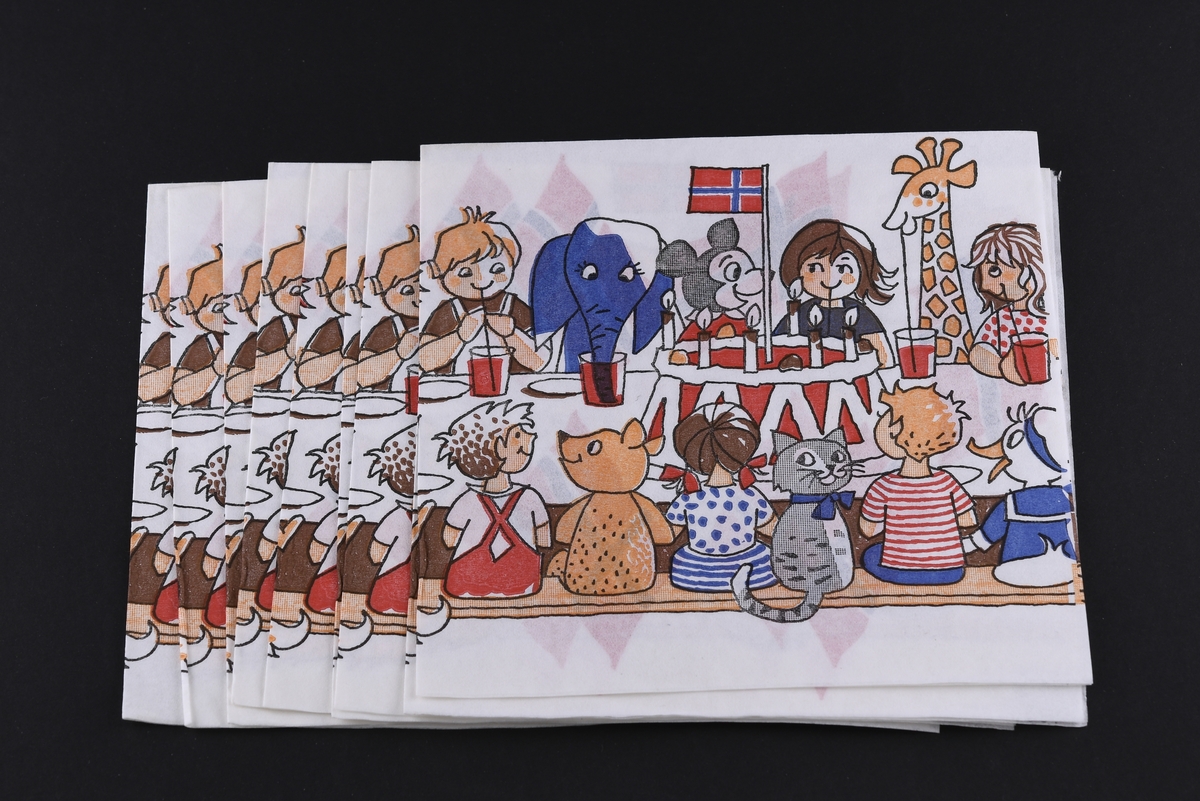 Ni servietter for bruk i barnebursdag. Serviettene har motiv av barneselskap med barn, dyr, klovner, kaker og norske flagg.
