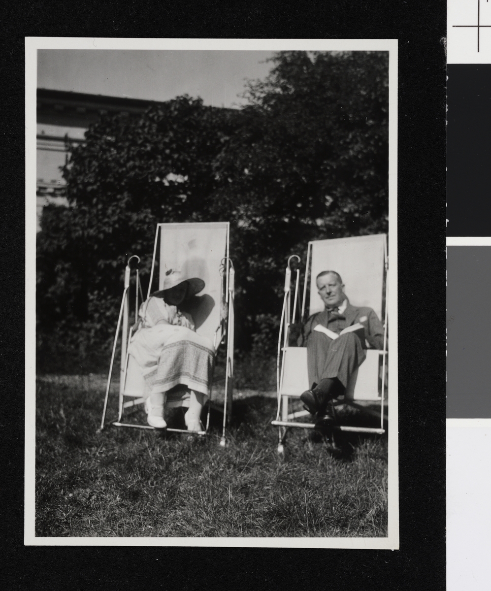 Elisabeth Meyer og Hjalmar Simonsson slapper av i en hage. Familiefotografier fra Elisabeth Meyers arkiv.