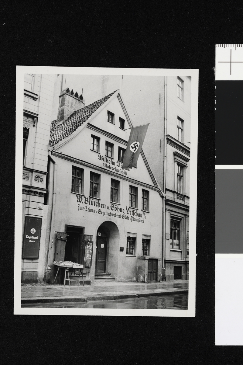 Bygning med hakekorsflagg i Berlin. Familiefotografier fra Elisabeth Meyers arkiv.
