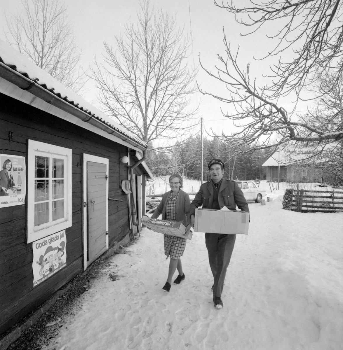 Eva Nilsson i Kävarp visar sin lilla ICA-affär i Ulrika, vid tiden sannolikt Sveriges minsta. I det lite avsides Kävarp hade hennes farbror öppnat handelsrörelsen redan år 1888. Efterhand hade hennes far tagit över butiken och efter honom följde Eva och hennes bror Arvid. Här ett reportage från dagarna efter nyåret 1975.