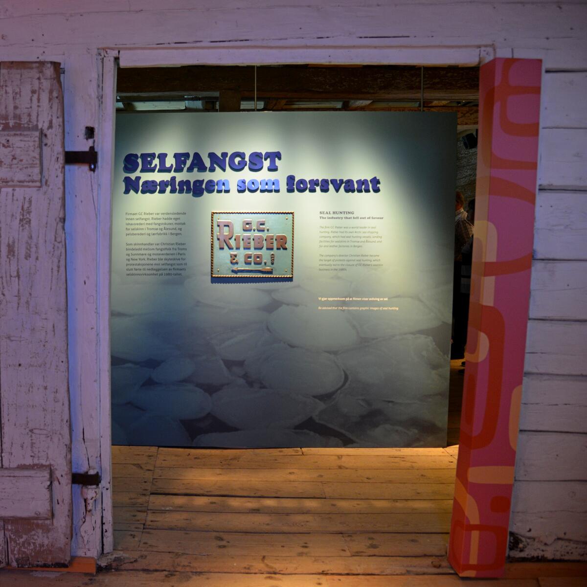 Bildet viser inngangen til utstillingen om selfangst ved museet