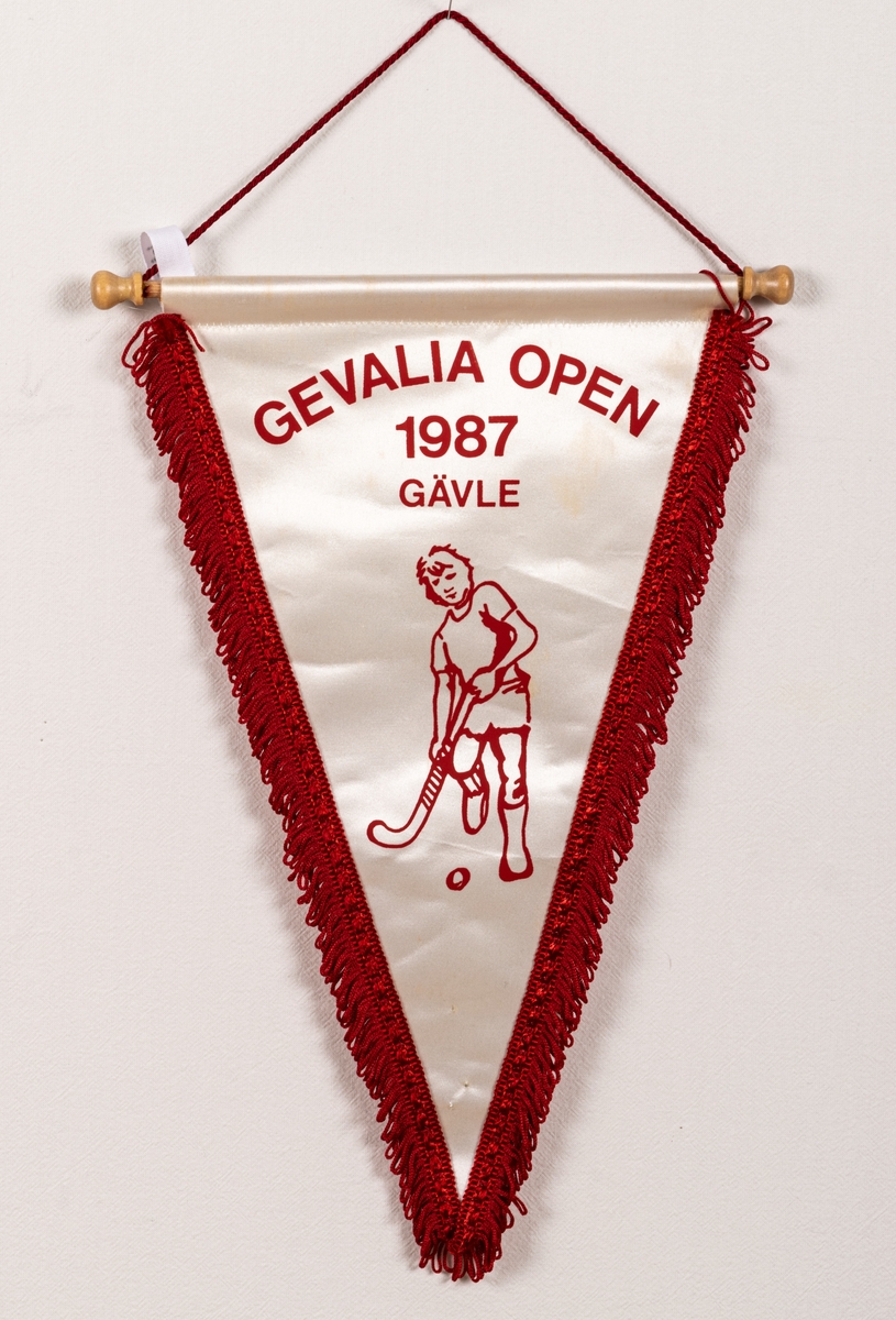 Bordsvimpel, vit med rött tryck och röd tofskant: Gevalia Open.
