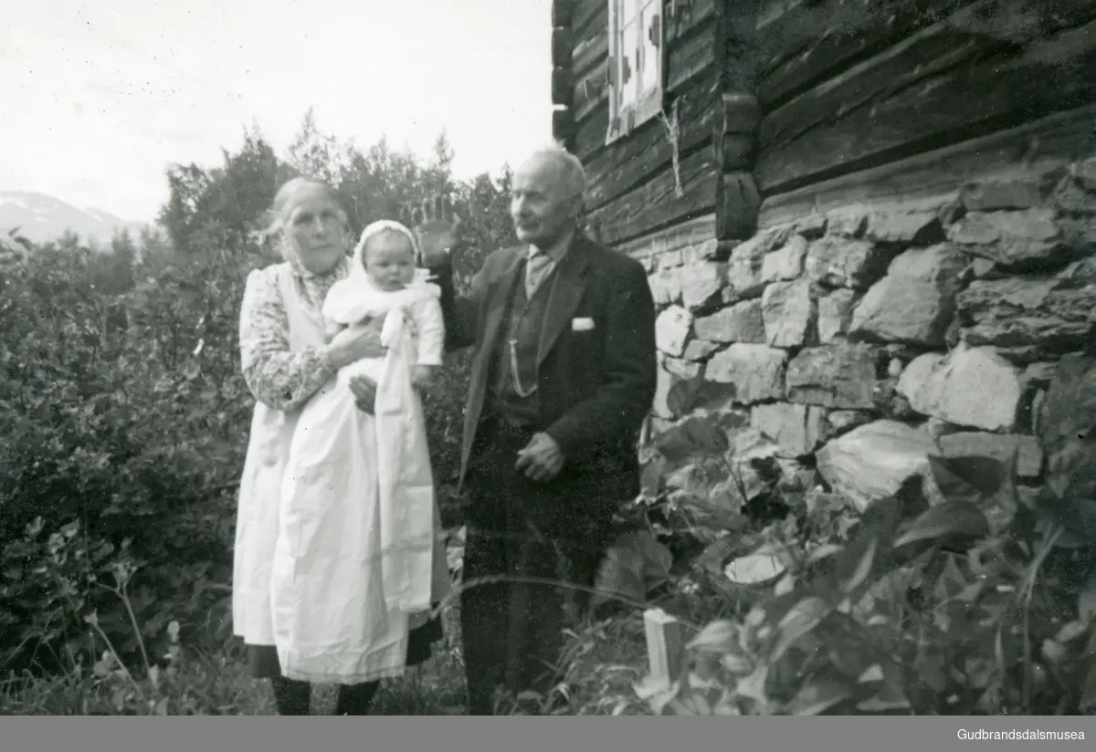 Nordherad, Vågå
Mari Olsdatter Sveum (1877-1950), Mari Sveum (barn), Iver Jacobsen Sveum (1877-1966) (Gudbrandsstuen)
Besteforeldre med barnebarnet på armen. Dåpsdagen. 

Innlånt frå Mari (Sveum) Øyen, Vågå.