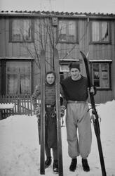 Chone Konrad Caplan med broren Hertze Caplan med skiutstyr i