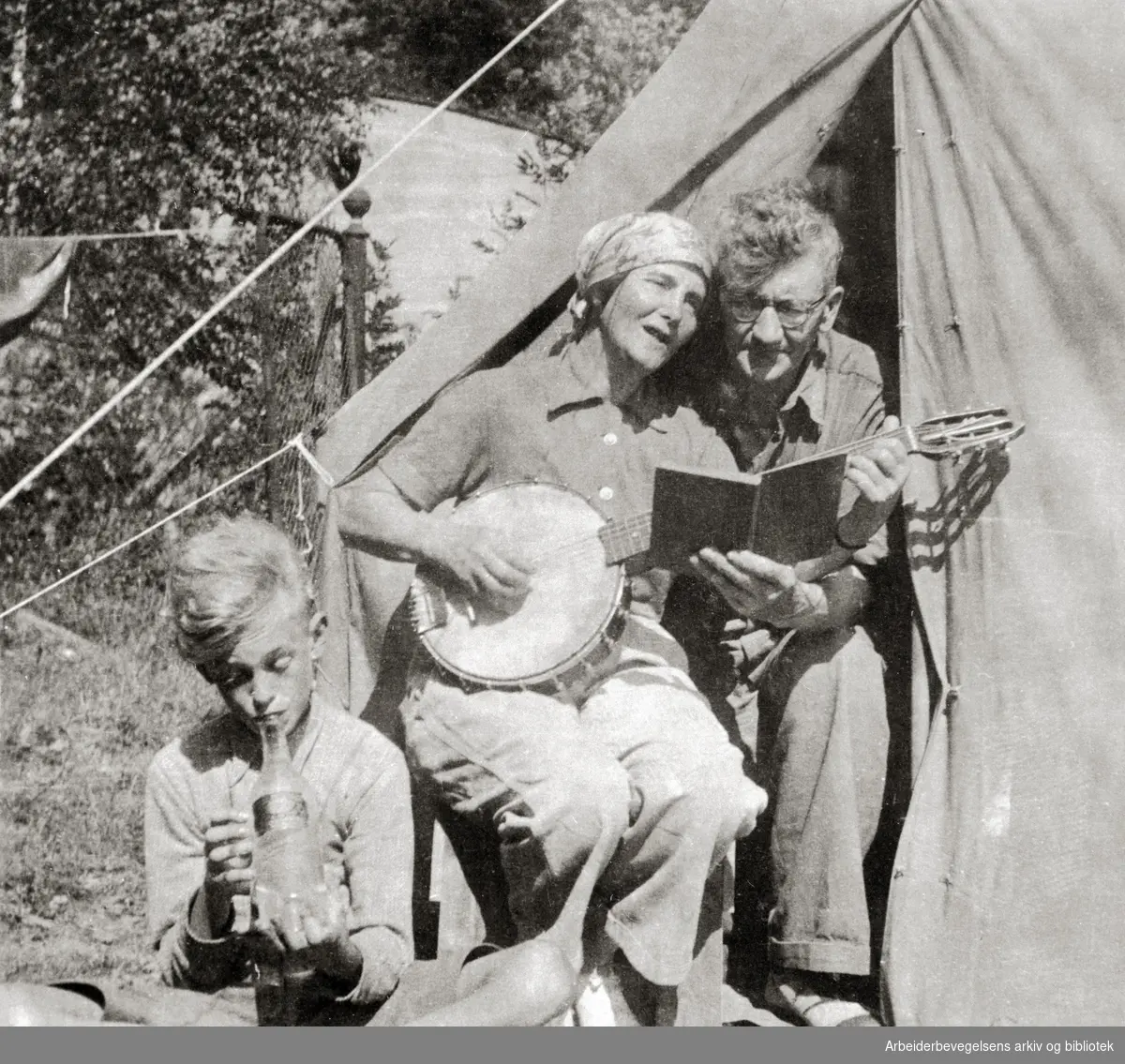 Maren og Alfred M. Nilsen (Journalist og arkivar i Arbeiderbladet) med sønnen Arvid på telttur til Håøya 1938.