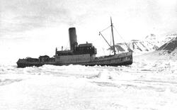 Skip i isen. Tekst med bildet: Pasvik våren 1928.