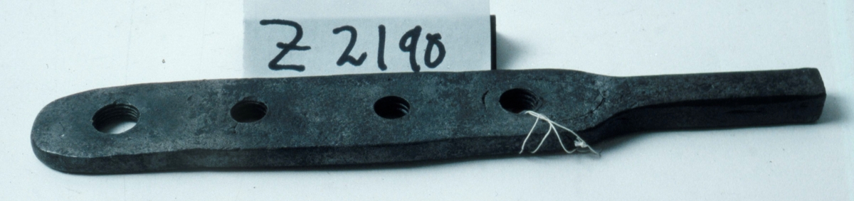 SMED
Gängverktyg med fyra gängade hål vilka var och en är försedd med en siffra 8, 7, 6 och 3.
