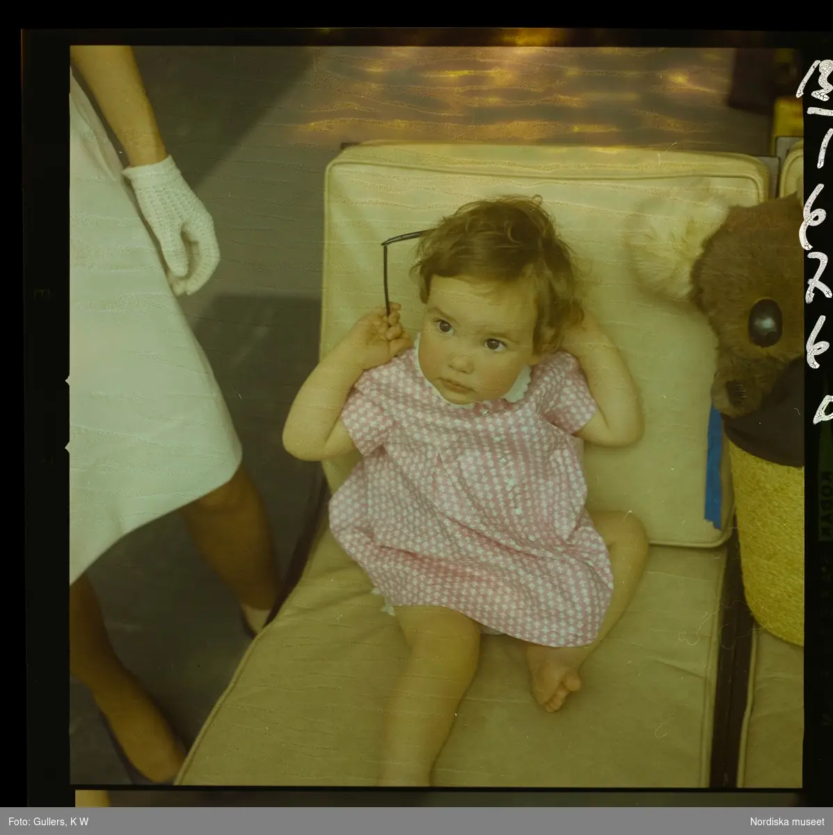 2753 Australien allmänt. Porträtt av en liten flicka sittandes i soffa.
