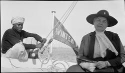 Bertha Meyer i seilbåt på Nilen. I bakgrunnen en styrmann.