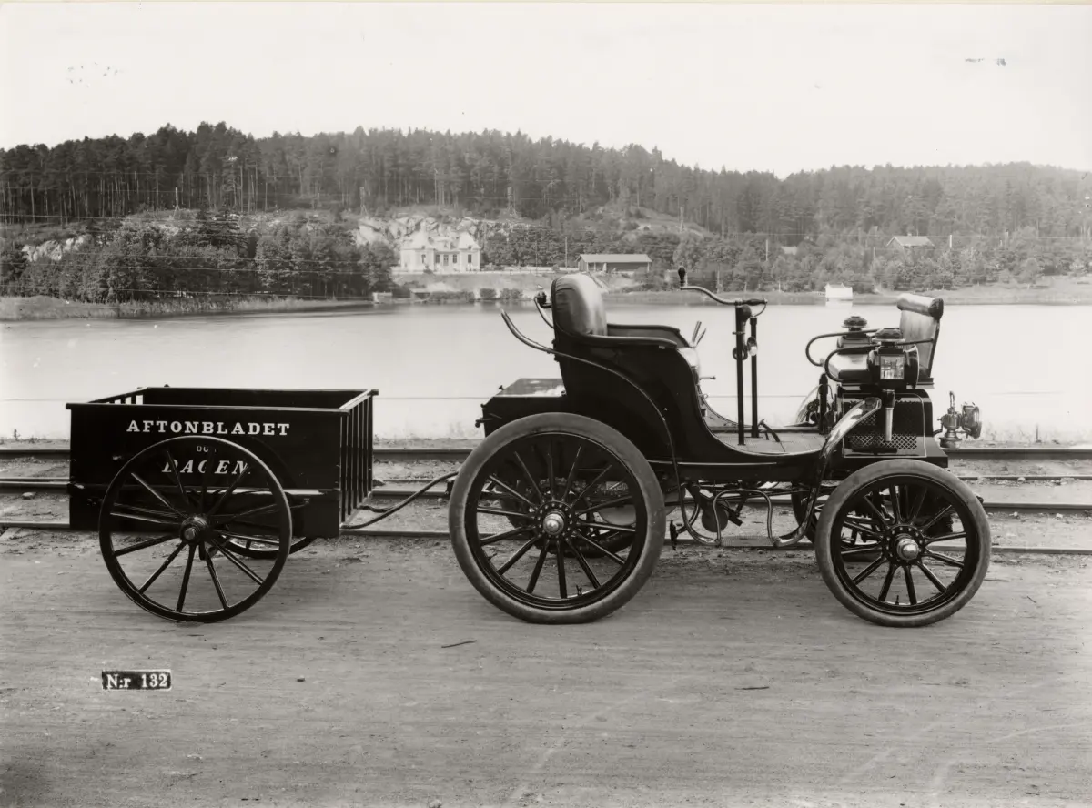 Personbil "Norden" efter det amerikanska originalets namn: "Northern". Tillverkning av detta märke upptogs 1902. På vagnens bakdäck kan utläsas Continental Pneumatic. Tillverkad av Södertälje Verkstäder.