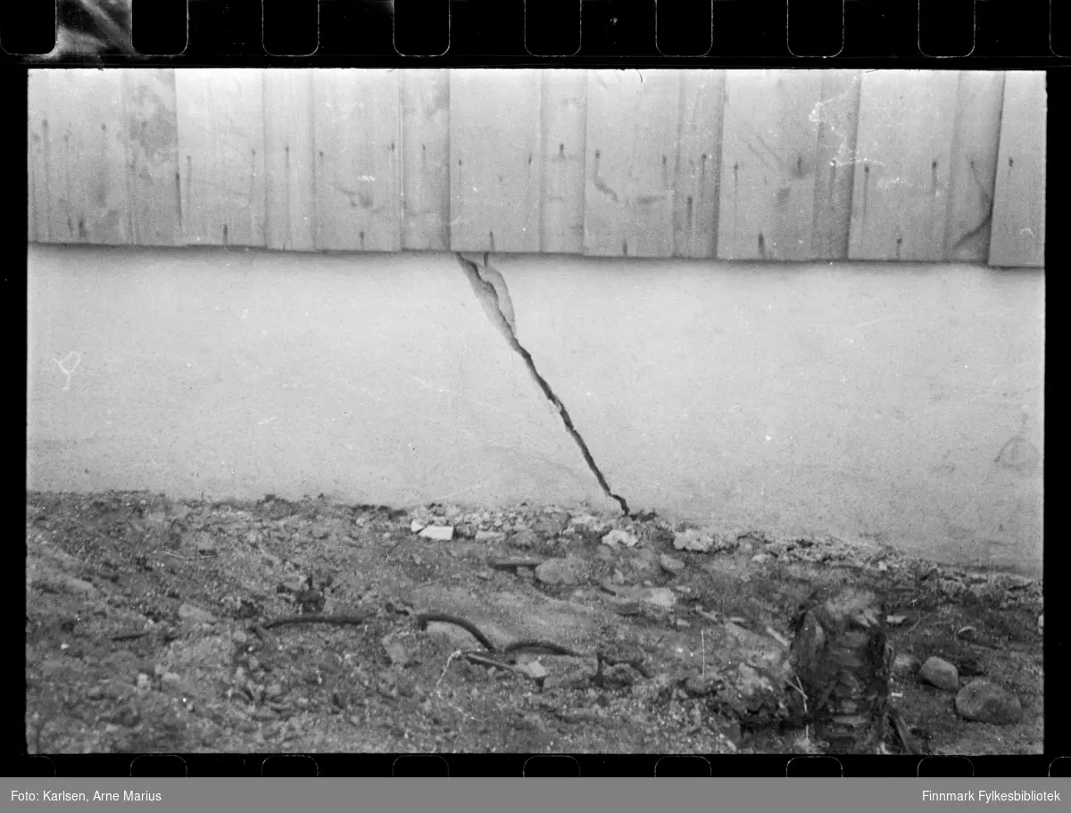 Skadet grunnmur på hus i Kirkenes 

Foto antagelig tatt på slutten av 1940-tallet, tidlig 1950-tallet 