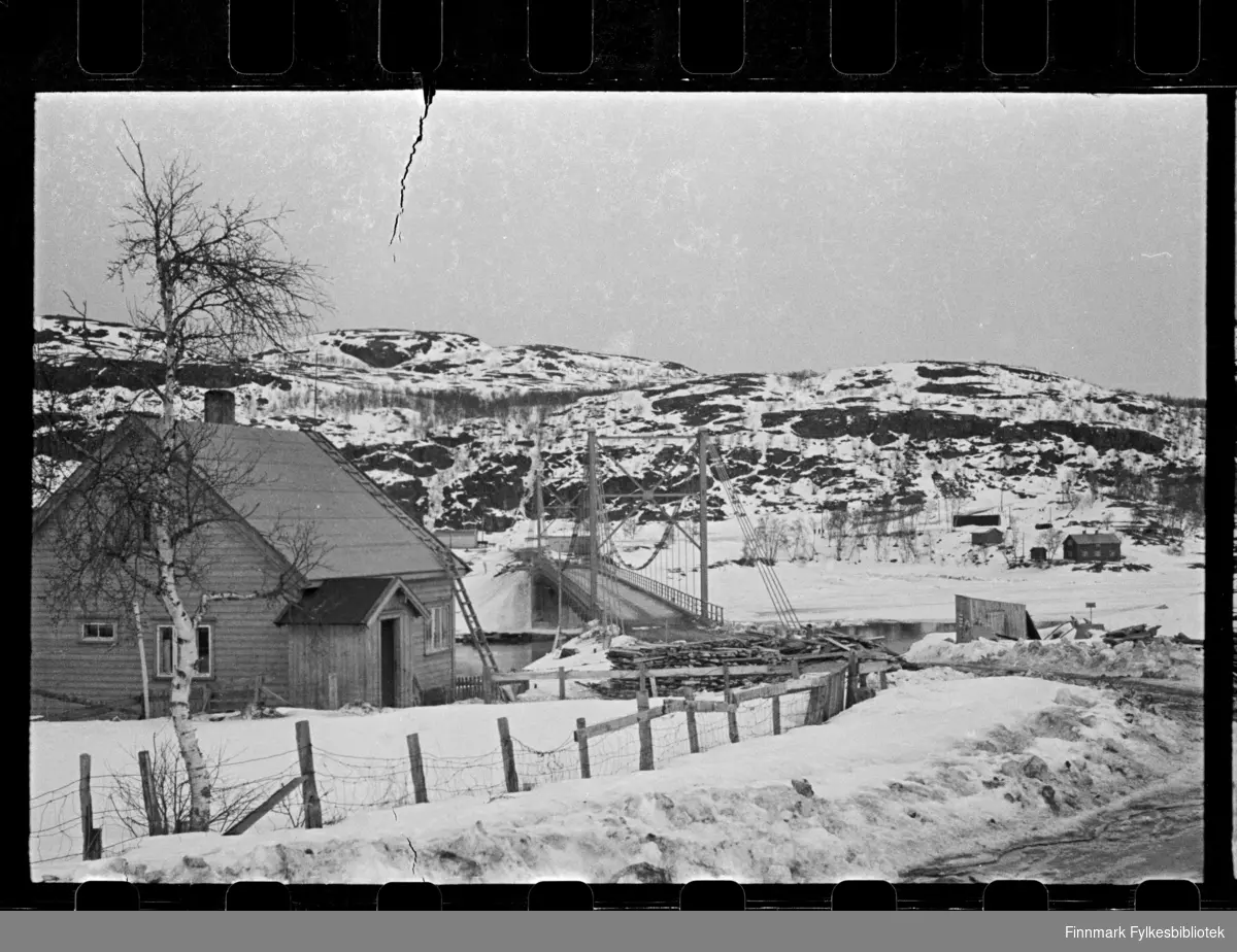 Foto av Elvenes bru i Sør-Varanger

Foto antagelig tatt på slutten av 1940-tallet, tidlig 1950-tallet 