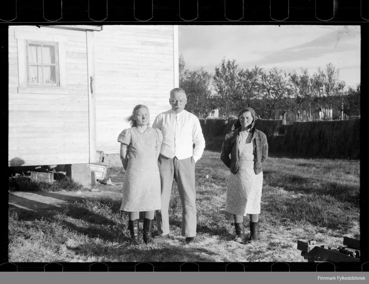 Foto av familie utenfor hus. Muligens familien Saba, usikker identifisering. 

Kvinnen til høyre har på seg et samisk hodeplagg 

Foto antagelig tatt på slutten av 1940-tallet, tidlig 1950-tallet 

Fotografiene  fbib.93112-191--198 er alle tatt på samme sted 