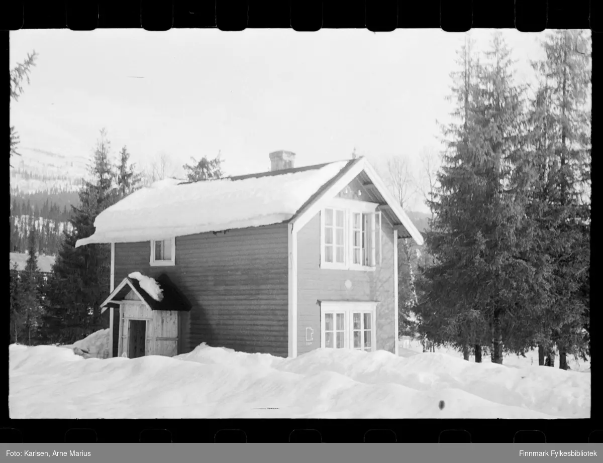 Foto av  hus på vinteren. Trolig tatt i Kirkenes

Foto antagelig tatt på slutten av 1940-tallet, tidlig 1950-tallet
