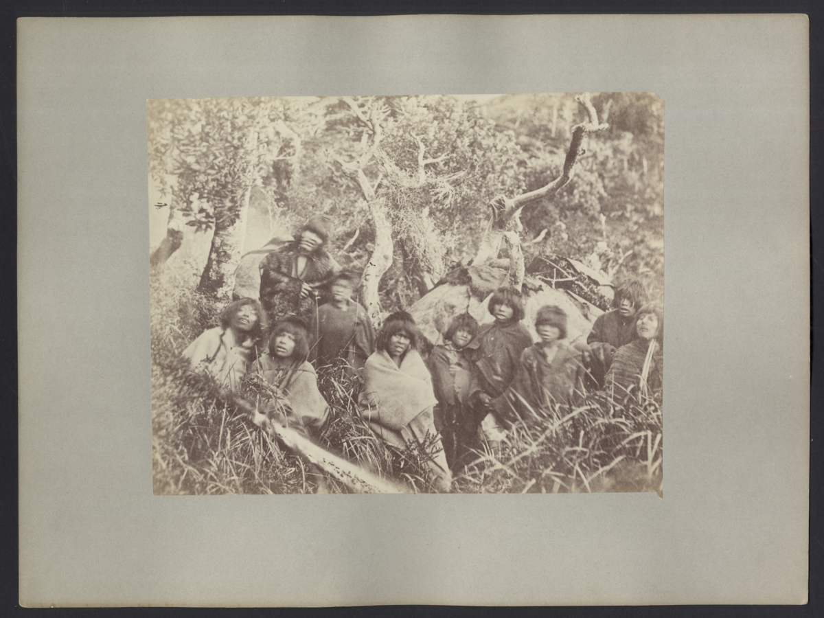 Bilden visar en grupp urinvånare från Patagonien i urskogen.