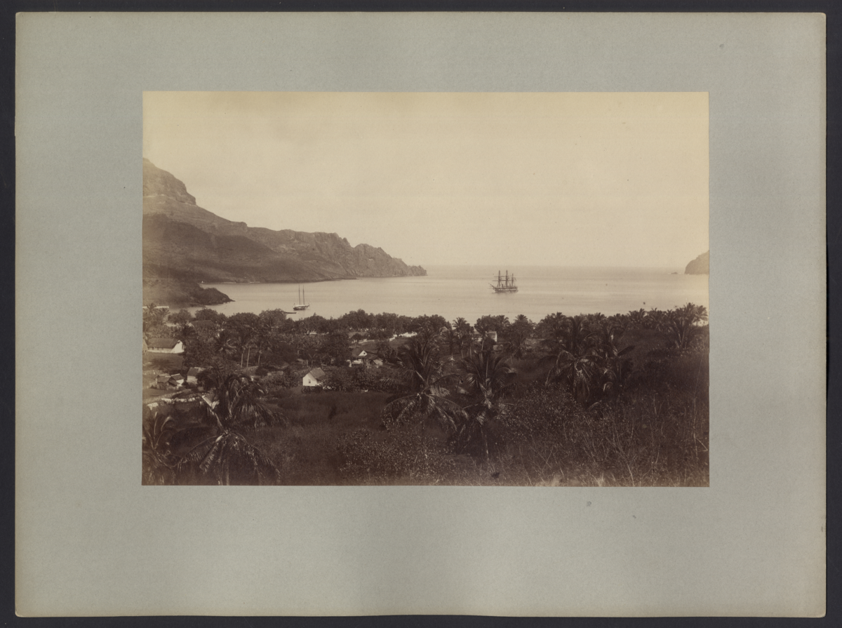 Bilden visar fregatten Vanadis till ankars i Maria bay vid Nuku Hiva.