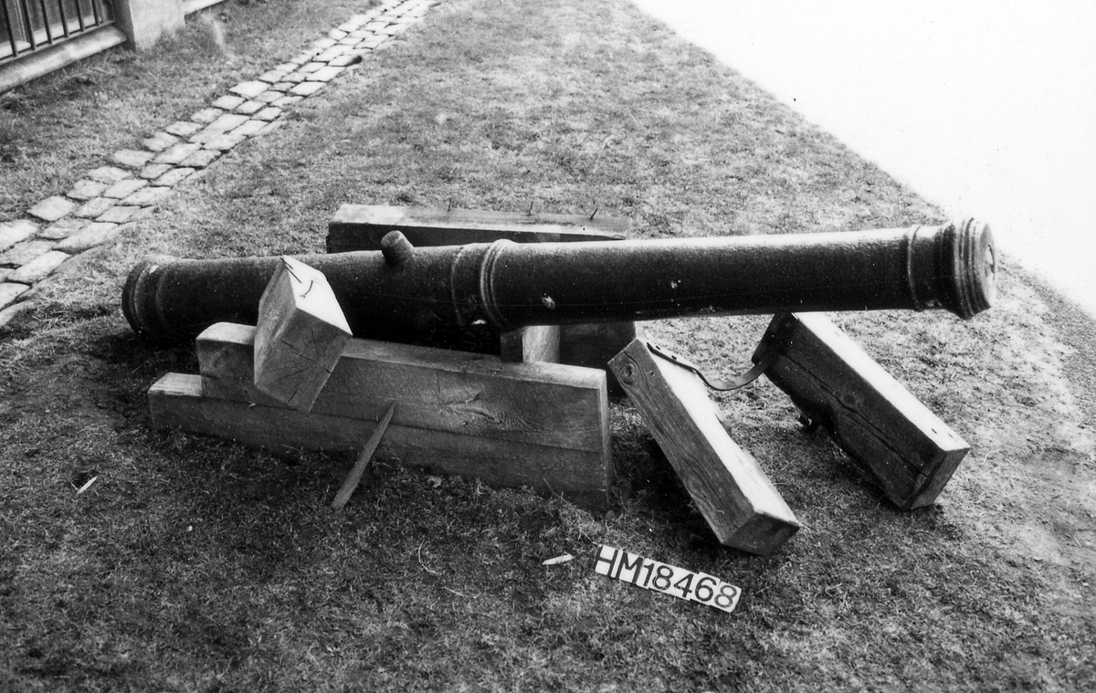 Kanonen vid museientrén, deponerad i museet vid I 16, Halmstad, april 1982.