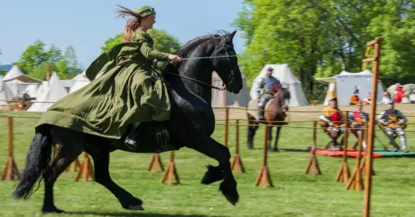 Kvinne på hesteryggen