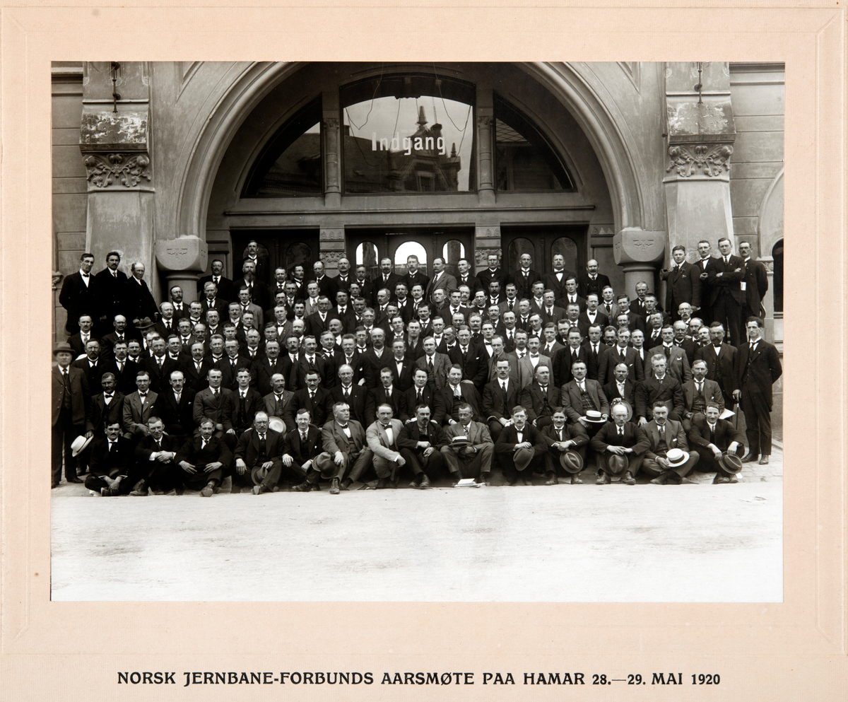 Hamar stasjon, stor gruppe, Norsk Jernbaneforbund årstmøte 1920, Jernbanestasjon, fagforening,