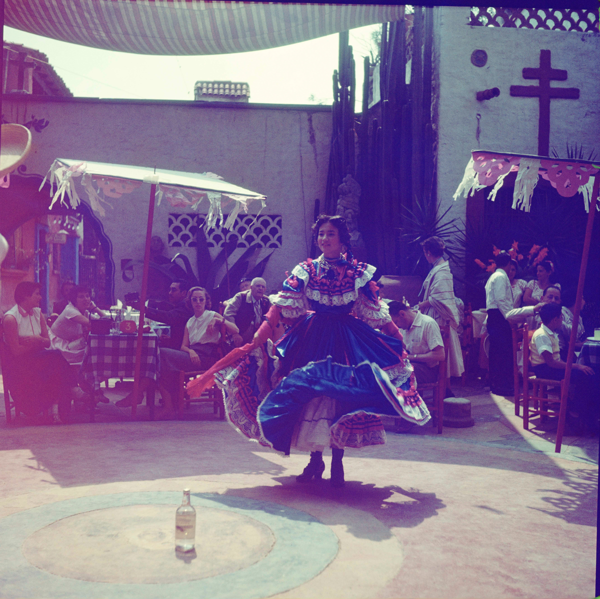Kvinne danser for turister på Rancho del Artista.