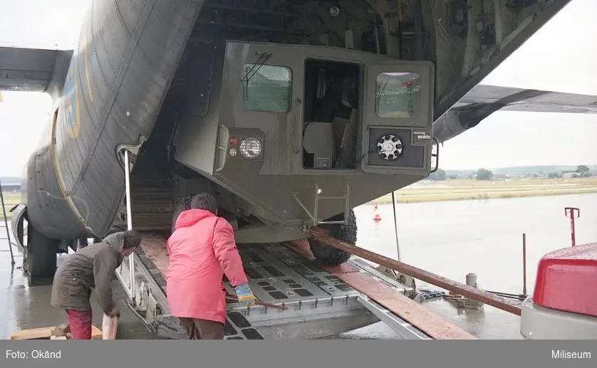 Lastning av AARDVARK. Flygplan C-130 Hercules på Aberdden flygfält.