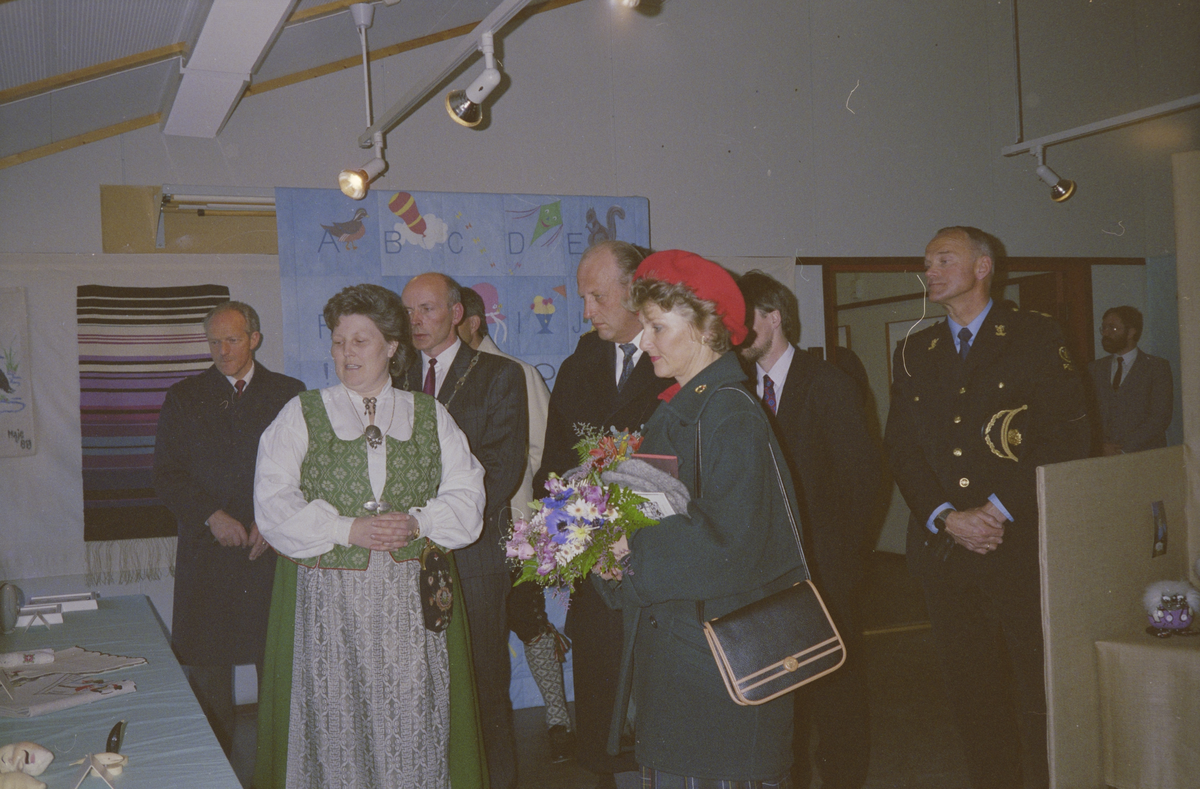 Kronprinsparet besøker Hitra 1989 : Omvisning i lokal kunst- og håndtverksutstilling