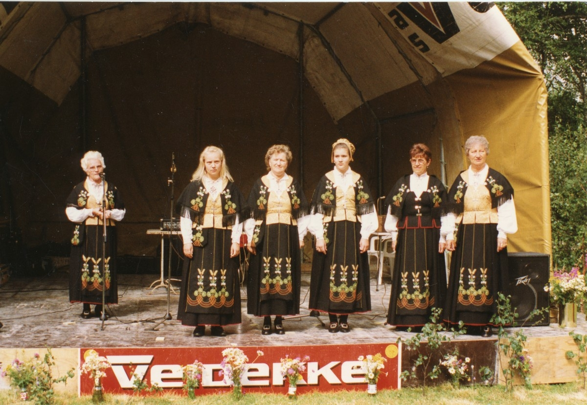 Ofotbunaden presenteres offentlig for første gang  på Kalottspelet på Evenes. Fra venstre: Petra Moen Øyen, ukjent, Else Jensen, ukjent.Inger Aspeslett, Gudrun Dahl.