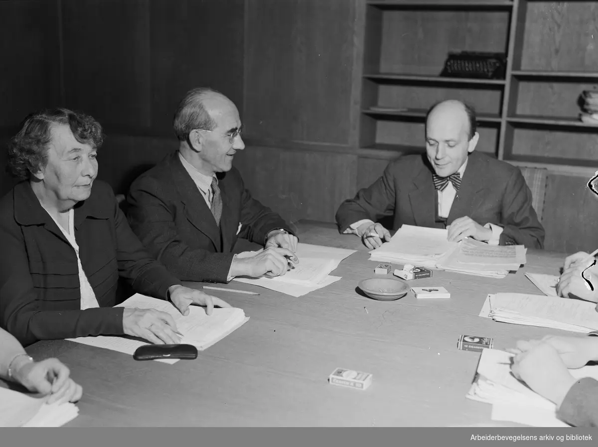 "En ordførers dag". Arbeiderbladet følger Oslos ordfører Brynjulf Bull en dag i November 1951. Fra venstre Sigrid Syvertsen, Rolf Hofmo og Brynjulf Bull.