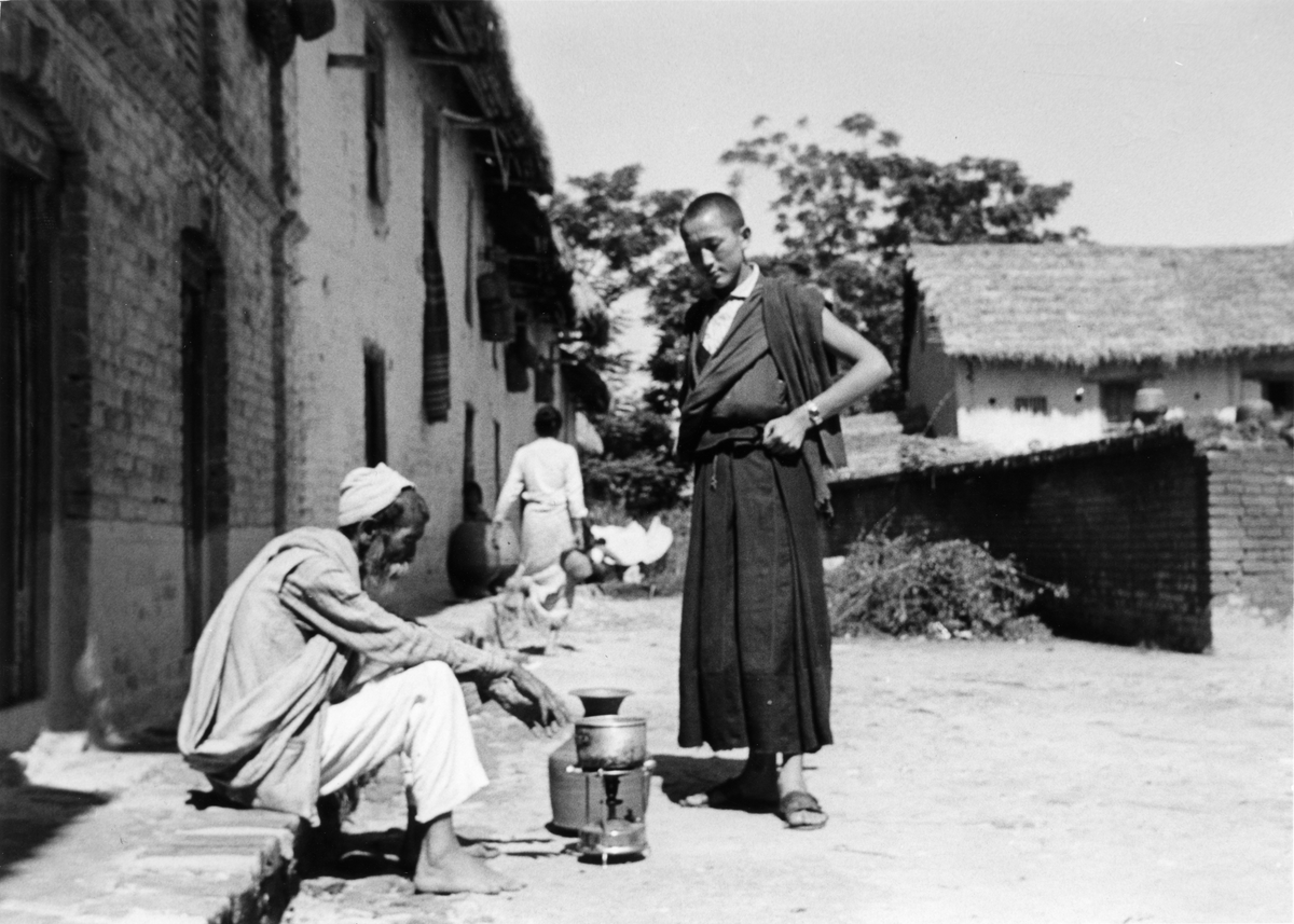 Äldre man och buddhistisk munk med fotogenkök från Optimus i Nepal 1962.
