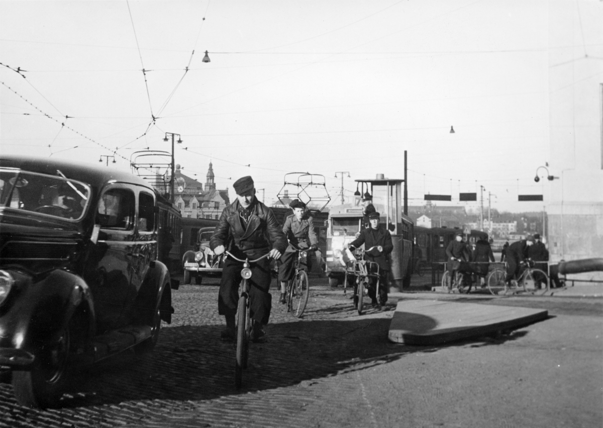 Cyklister vid Slussen i Stockholm. Korsningen Hornsgatan- Götgatan. Bild från Optimus arkiv.