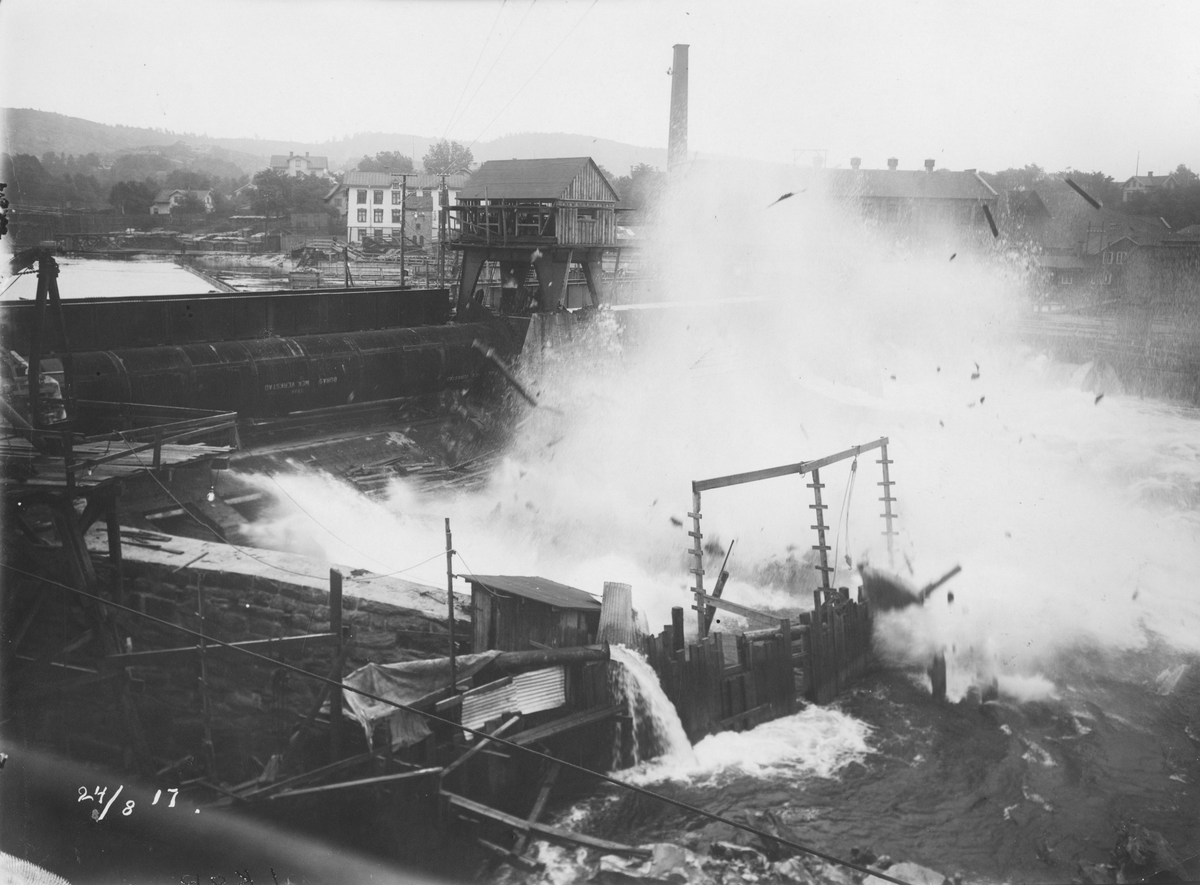 Sprängning av fördämningen sedan dammbygget avslutats vid Lilla Edets Pappersbruk i Västergötland, 24 augusti 1917.