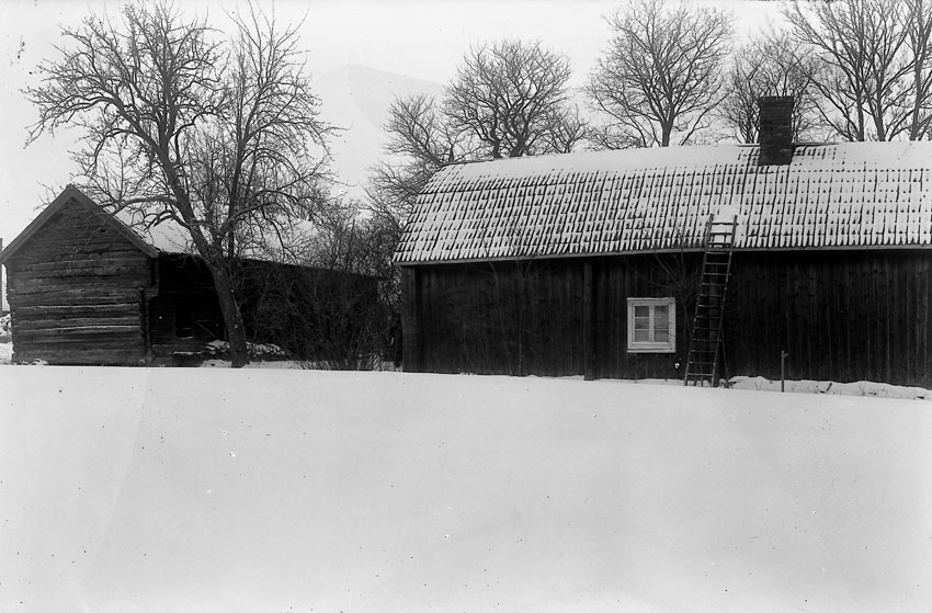 Mangårdsbyggnaden i den blivande hembygdsgården, från baksidan.
Råby i Simtuna socken.
