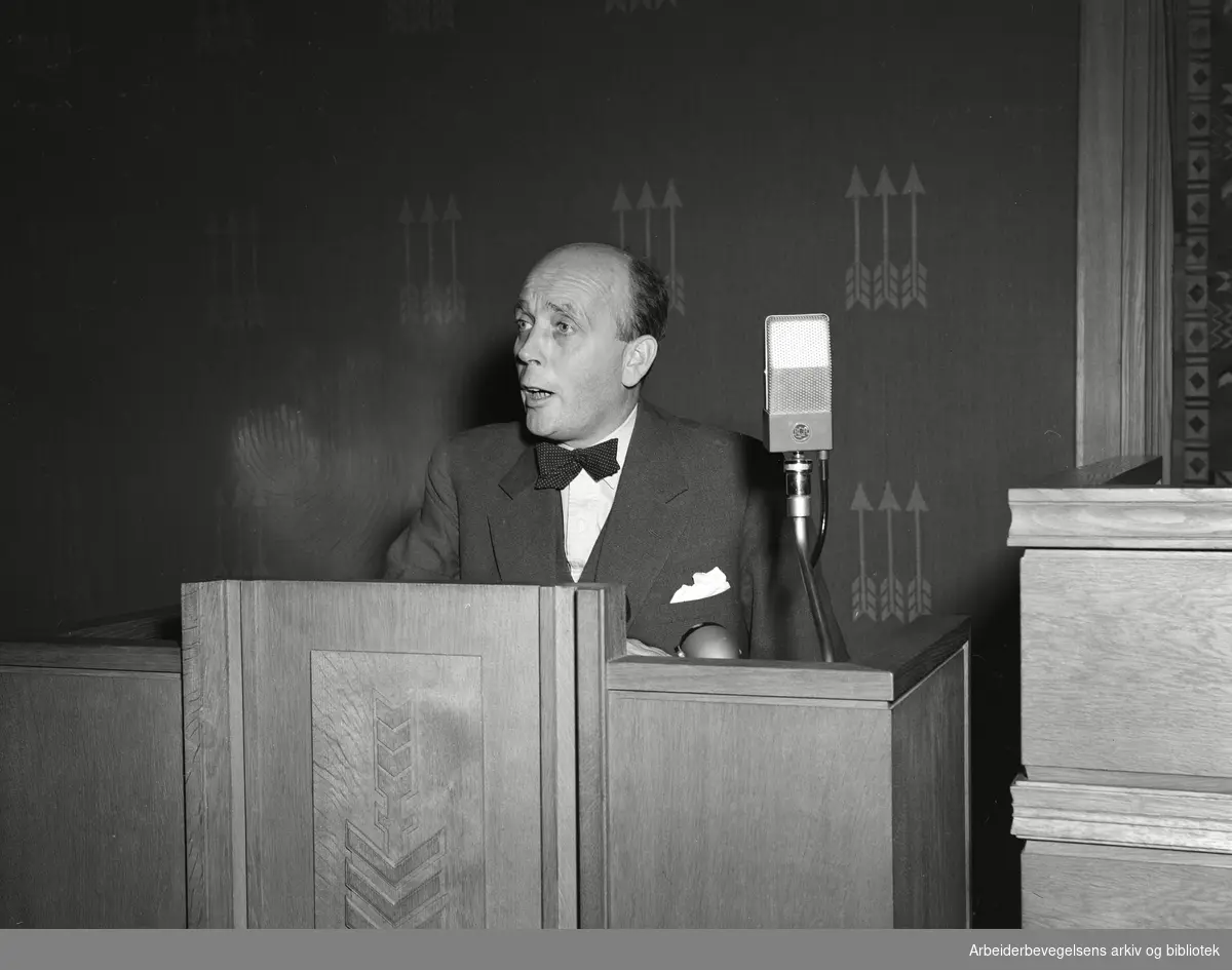 Ordfører Brynjulf Bull tar i mot gjestene under en middag for kommunens administrasjonssjefer. November 1951.
