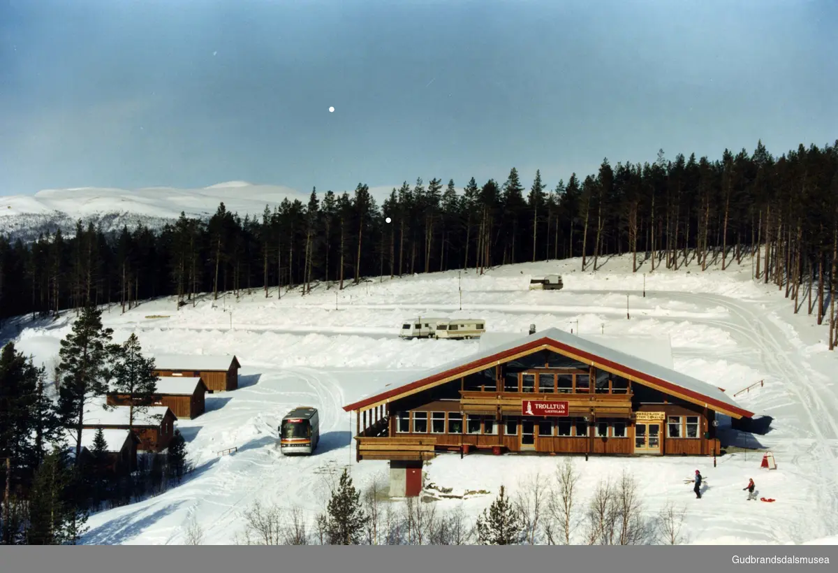 Trolltun Gjestegård med tilhørende utleiehytter, oppstillingsplass for campingvogner/bobiler.Dombås alpinanlegg i bakgrunnen på det ene bildet. Vinterbilde.
