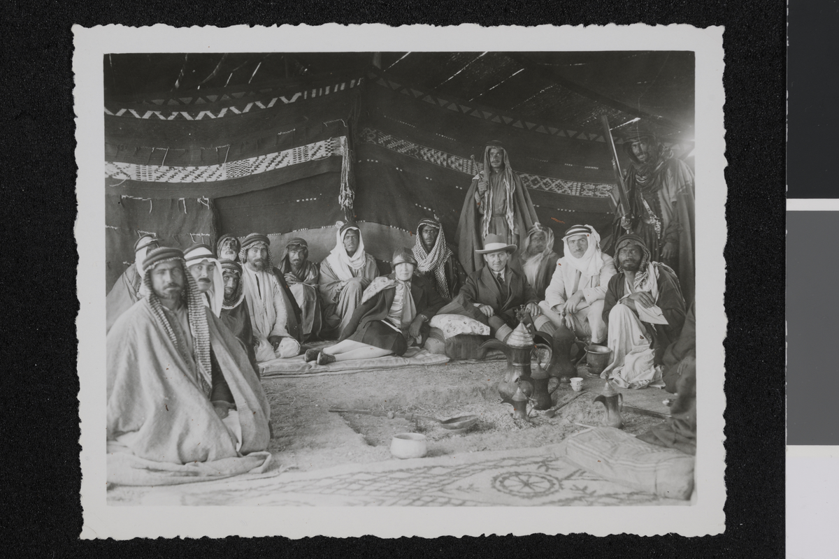Beduiner, Syria. Fotografi samlet inn i forbindelse med Elisabeth Meyers bok; En Kvinnes Ferd til Persia.