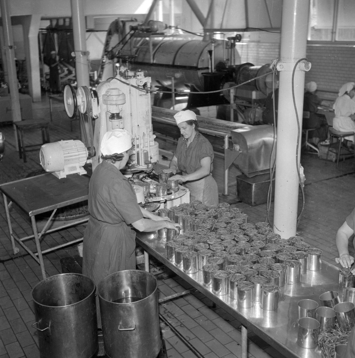 AB Konservfabriken Sirius i Göteborg öppnade omkring 1940 en filialfabrik i Linköping. Verksamheten var förlagd till Nykvarn och leddes av fabrikschefen John Jolbäck. Här en inblick i arbetet där bönor burkläggs i hast. Fabriken i Linköping lades ned 1954.