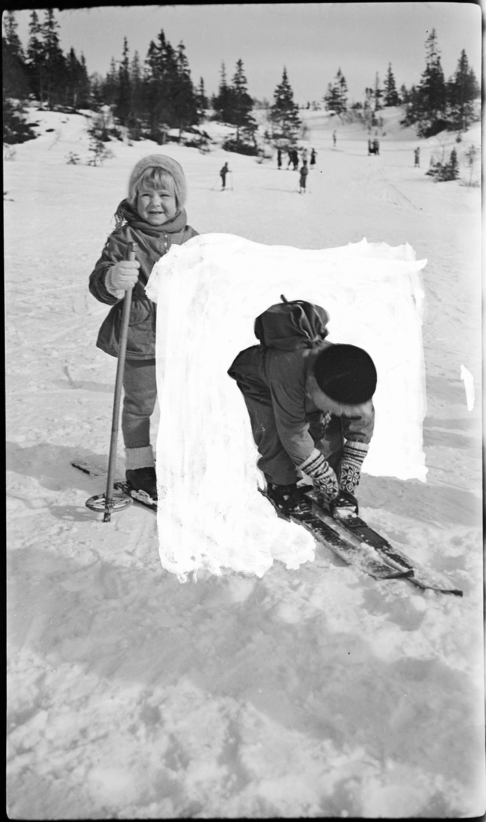 Barn på skitur