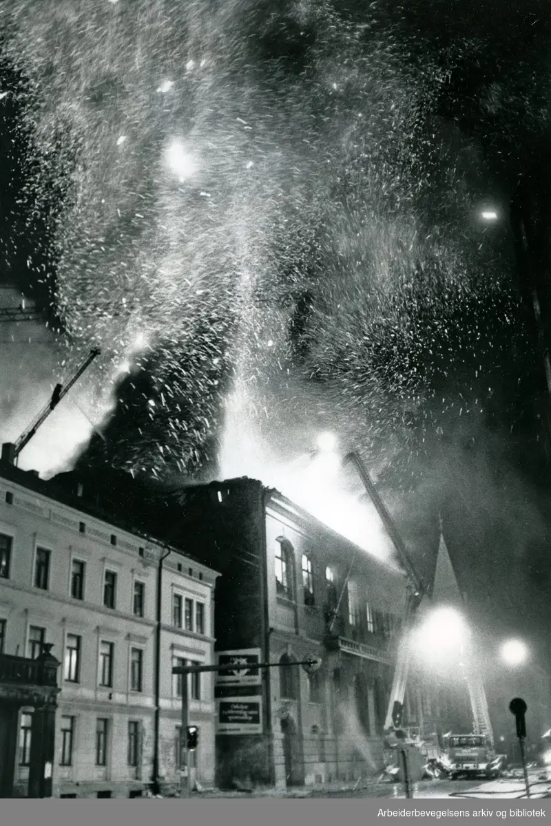 Turnhallen i St. Olavsgate totalskadd i brann. 17 februar 1988.